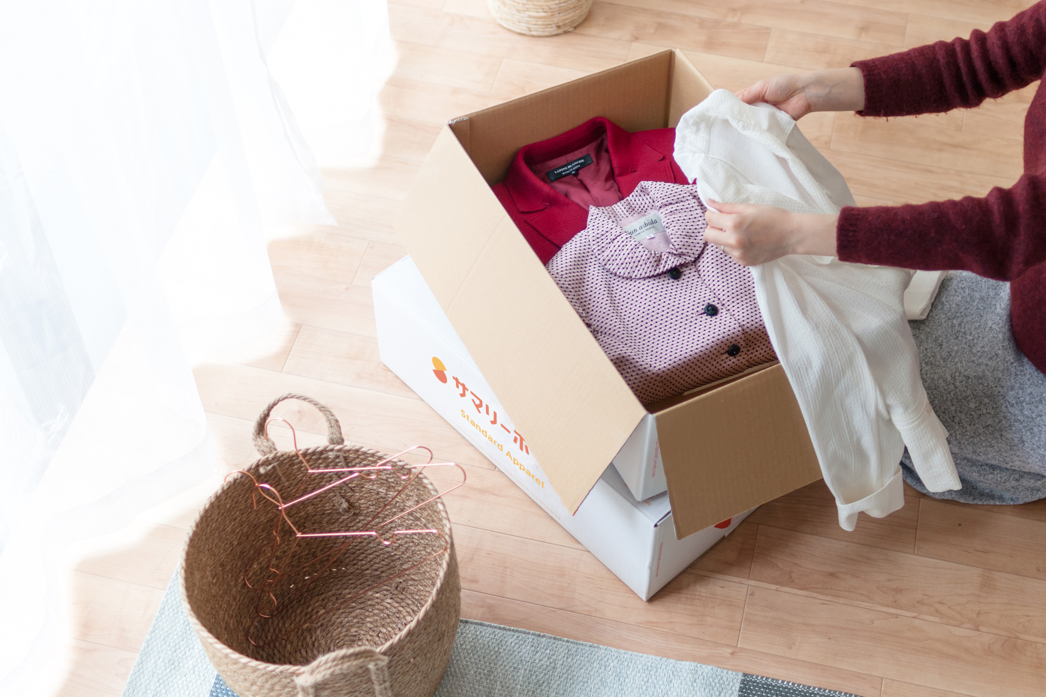 サブ2_荷物を詰める（婦人服）.jpg